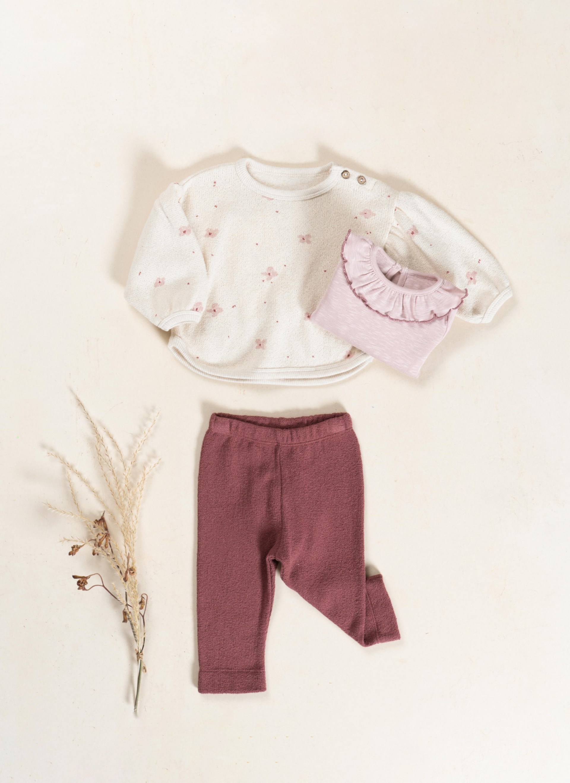 Sweater with rounded cut