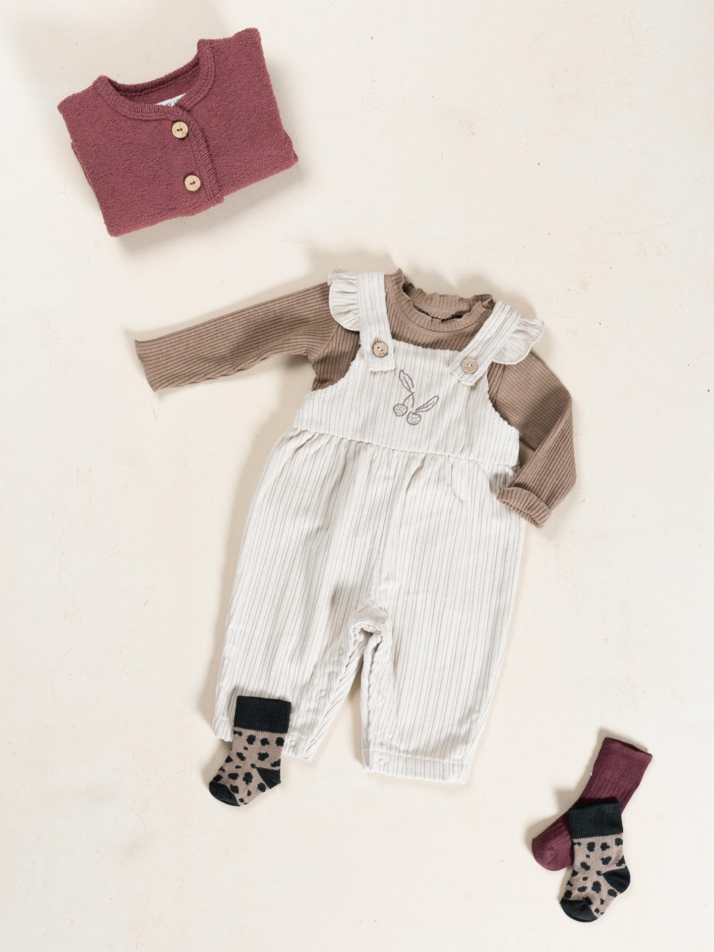 Combinaison en velours côtelé avec broderie sur la poitrine