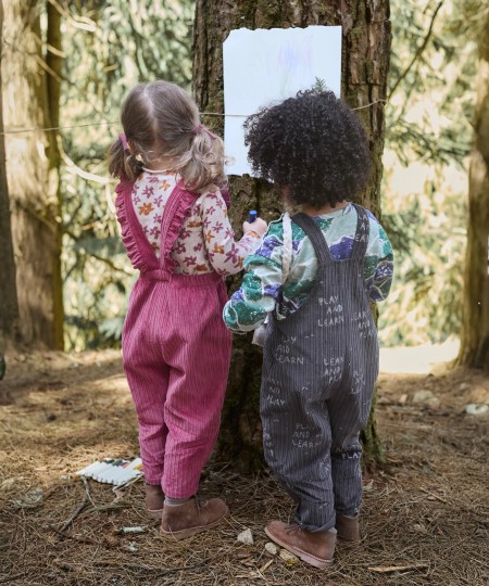Macac�o em bombazine com bordado no peito