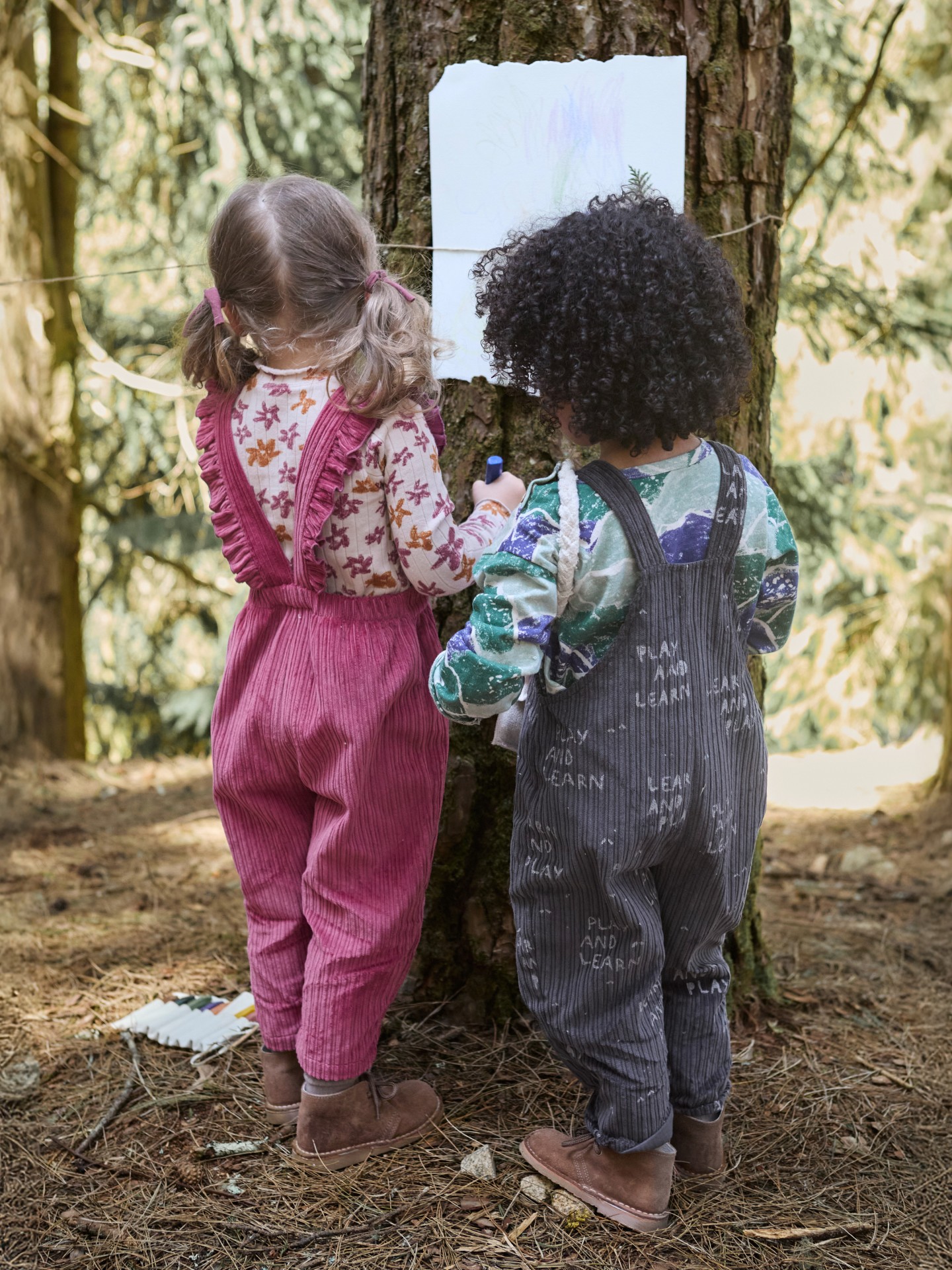 Combinaison en velours côtelé avec broderie sur la poitrine