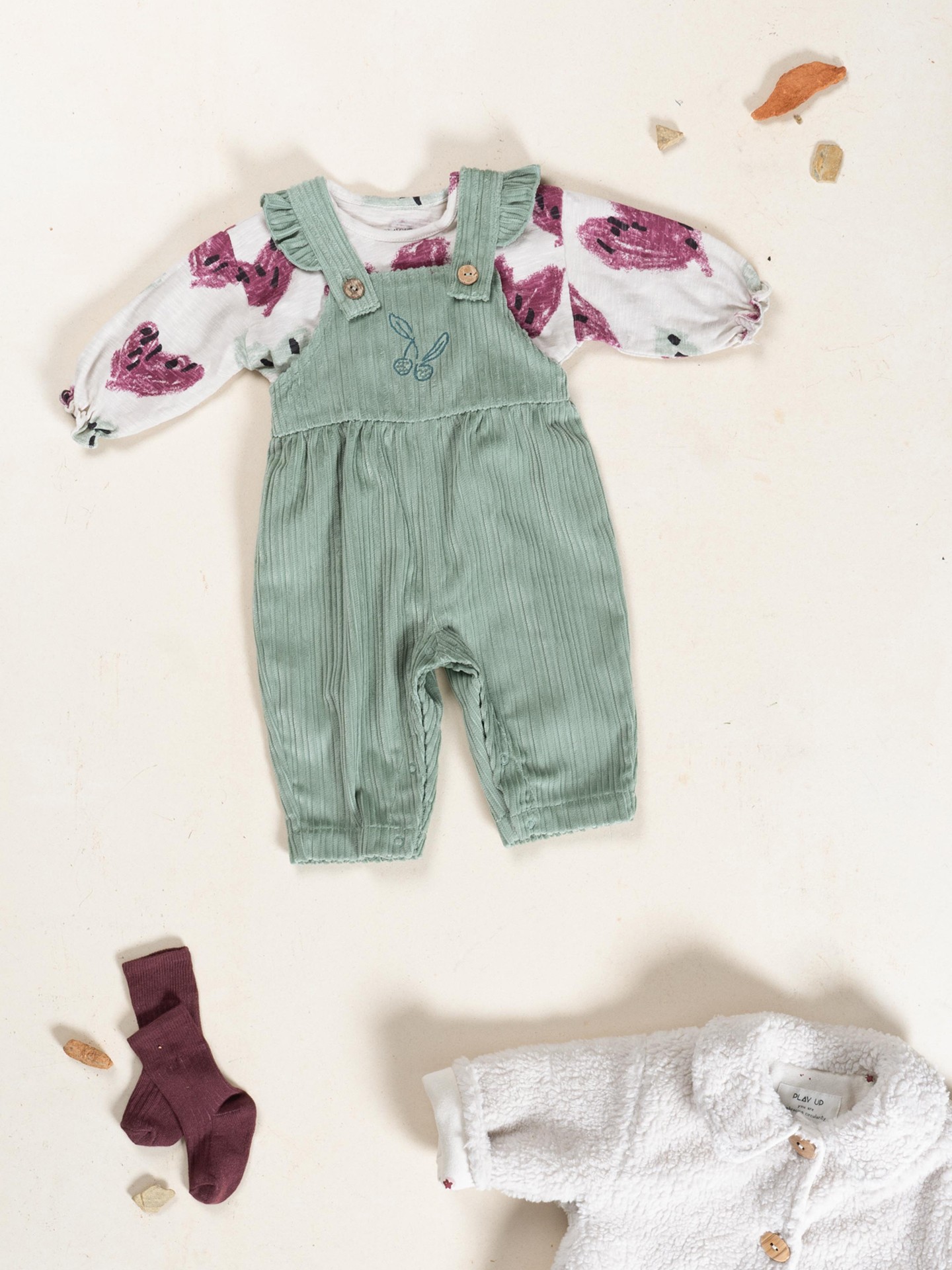 Salopette en velours côtelé avec broderie sur la poitrine