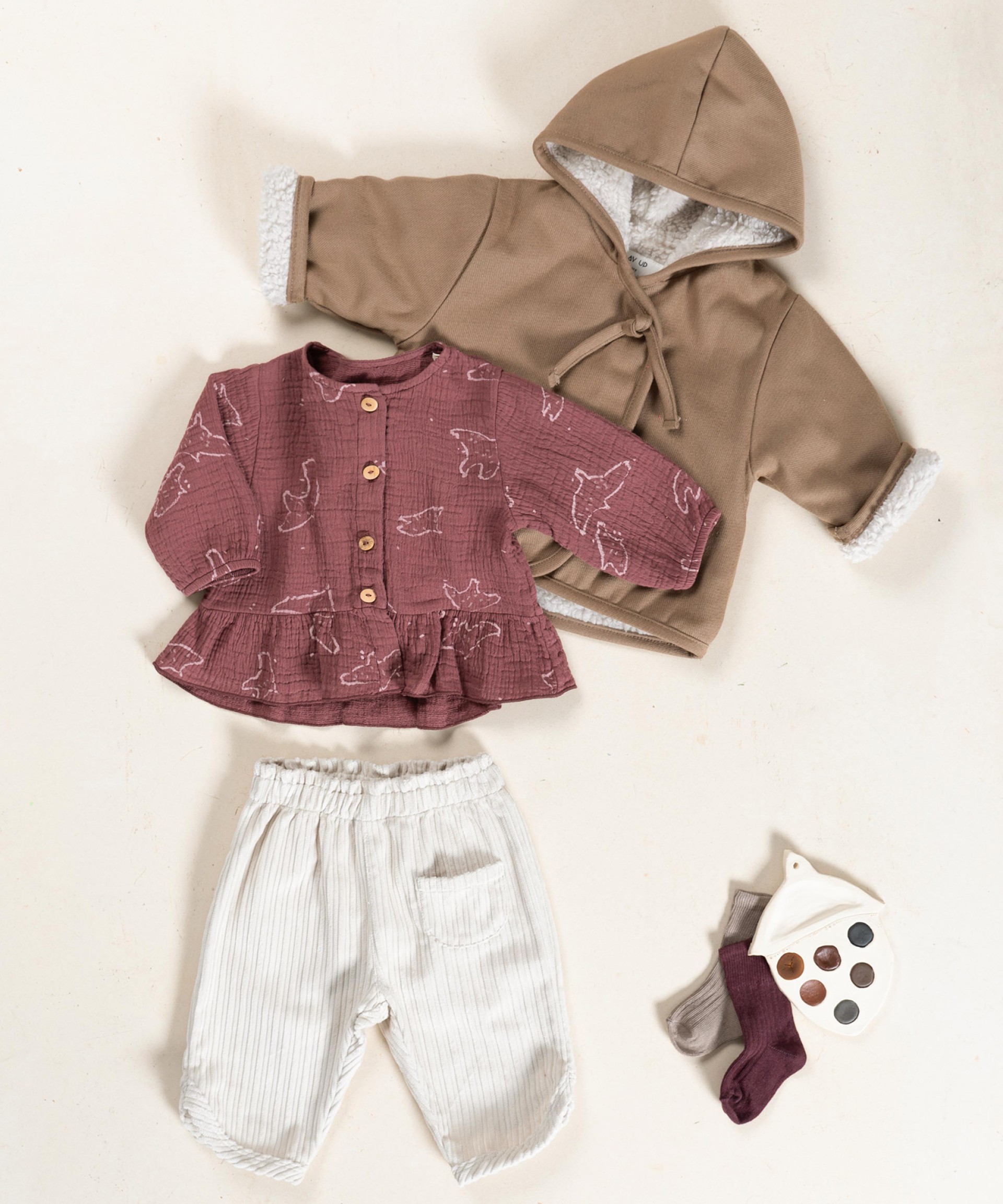 Corduroy trousers made from a blend of natural and recycled fibers