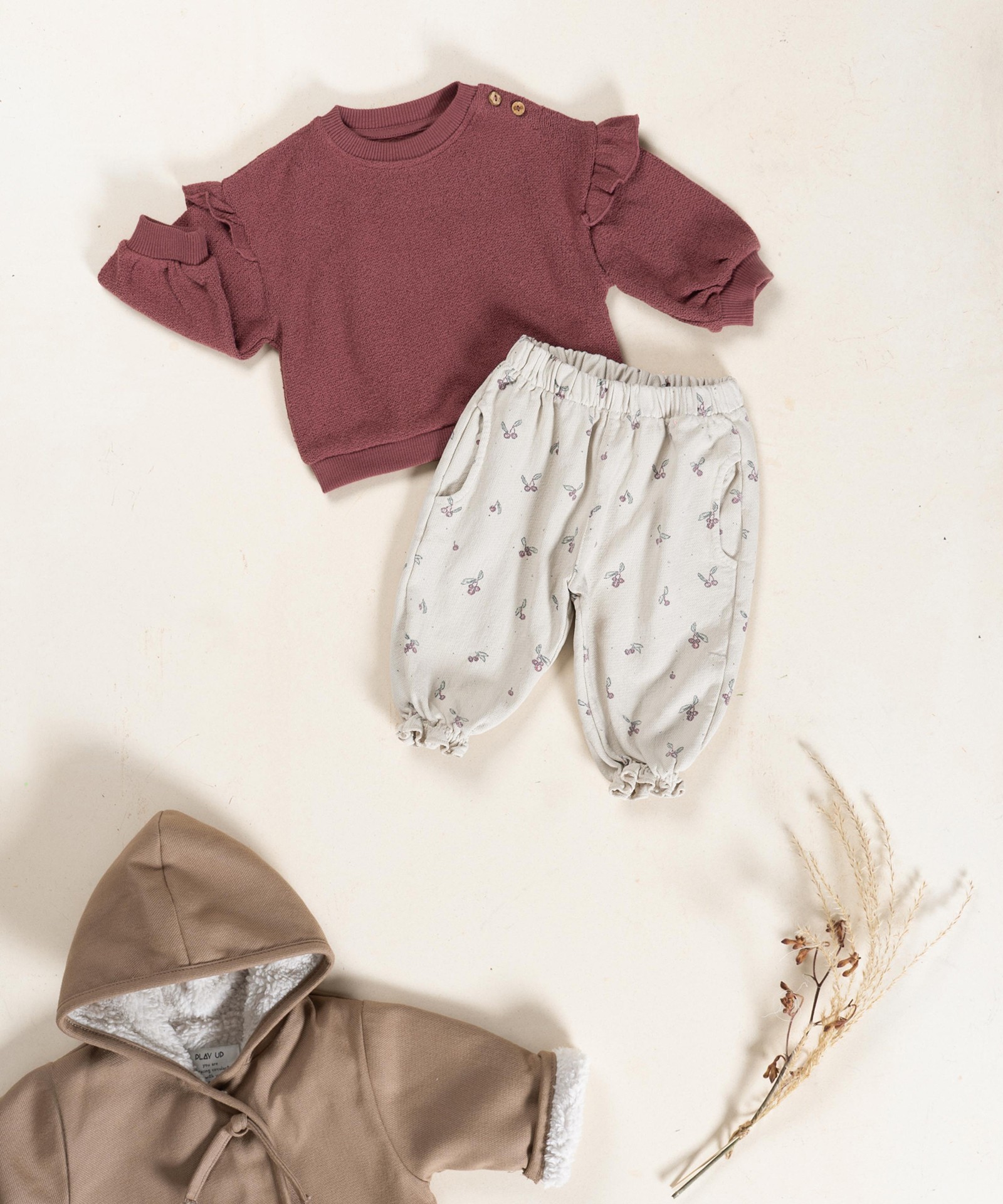 Pantalones de sarga con estampado de madroños