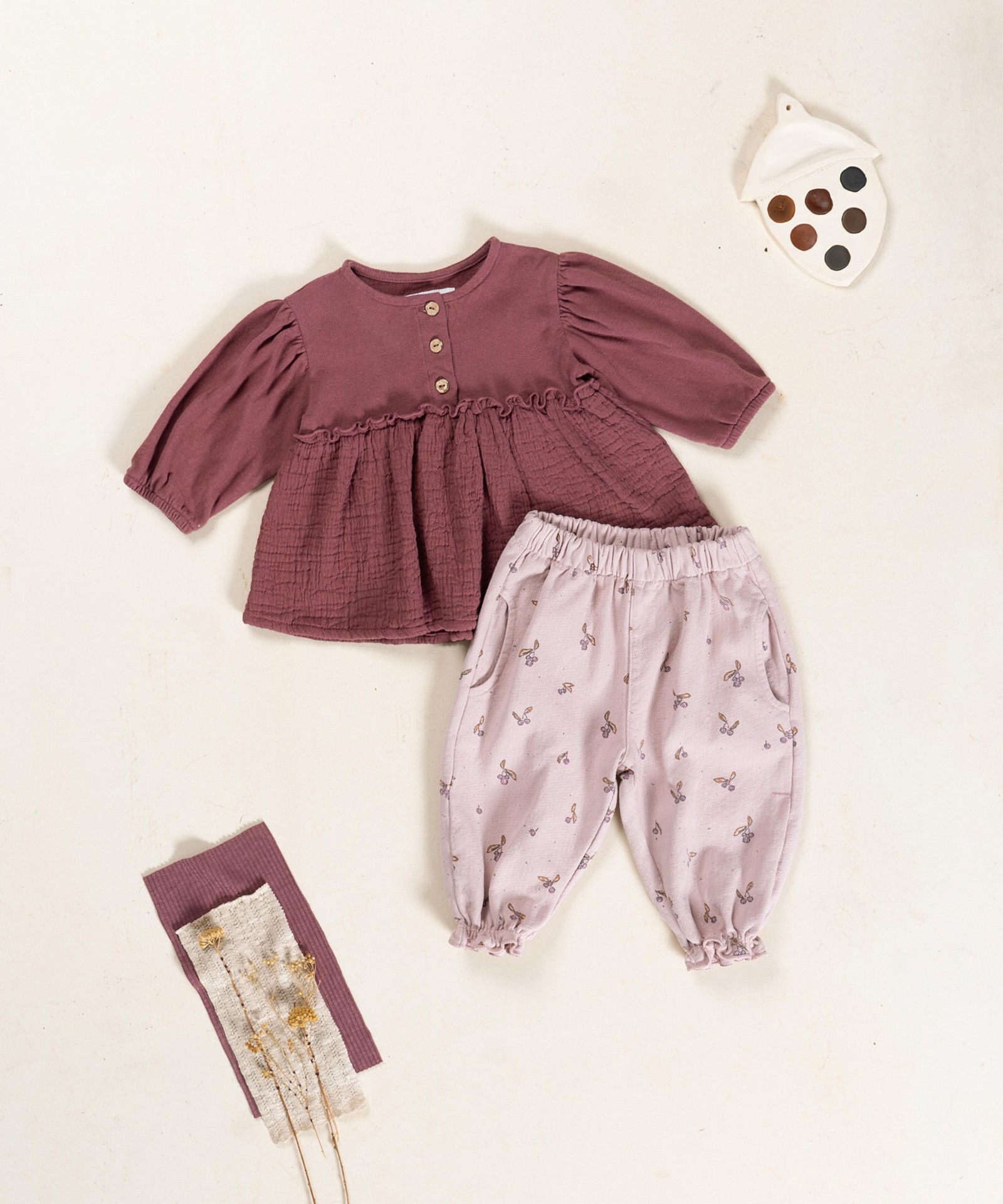 Pantalones de sarga con estampado de madroños
