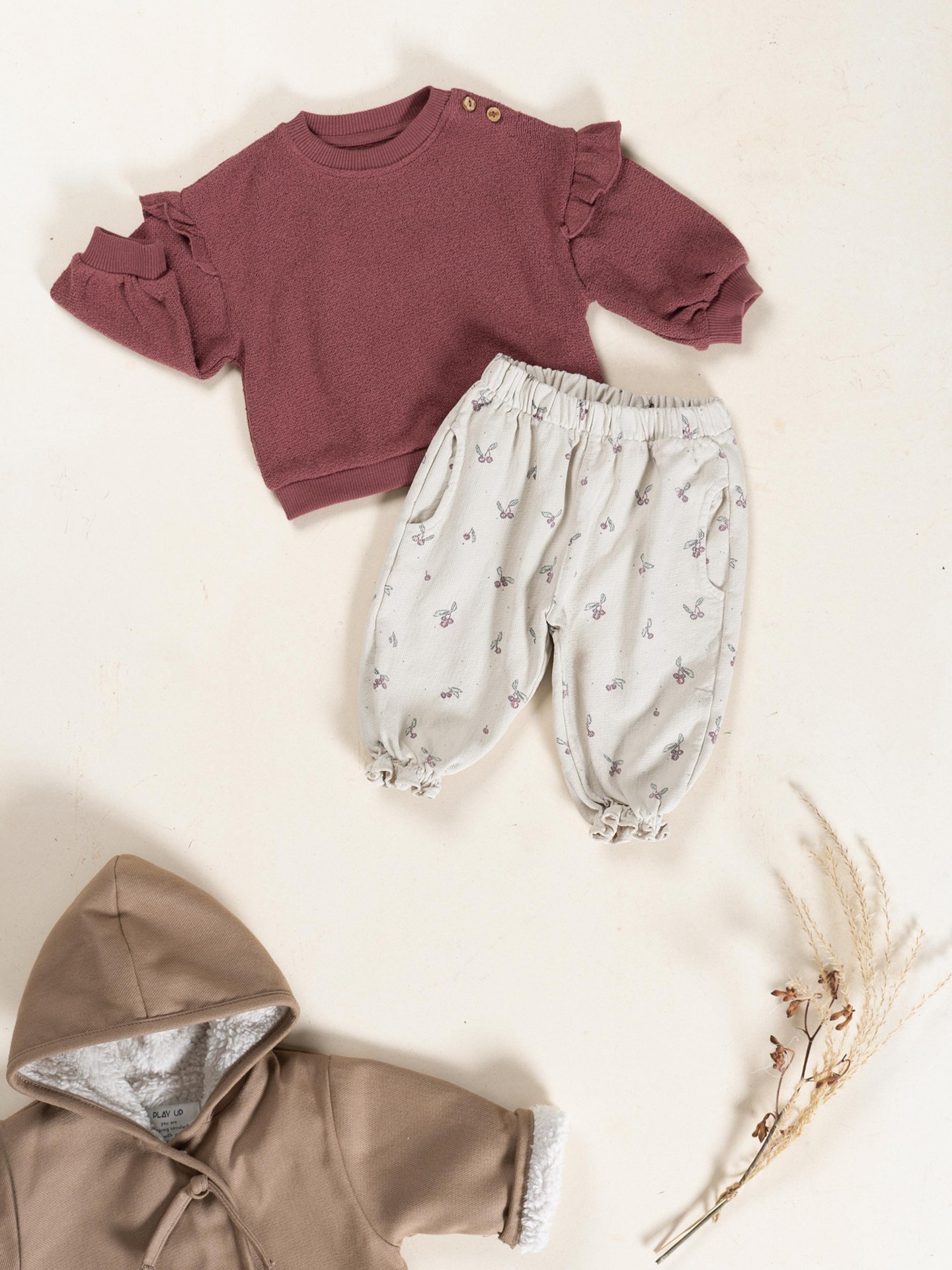 Pantalones de sarga con estampado de madroños