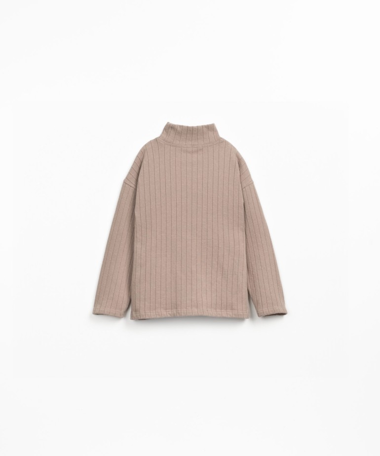 Ribbed knit t-shirt with a blend of natural and recycled fibers