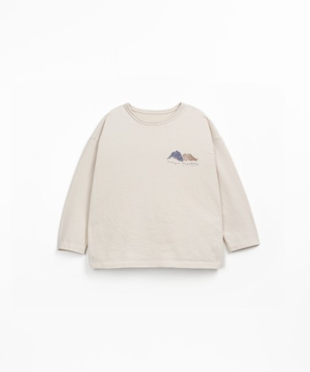 Camiseta con dibujo en el pecho