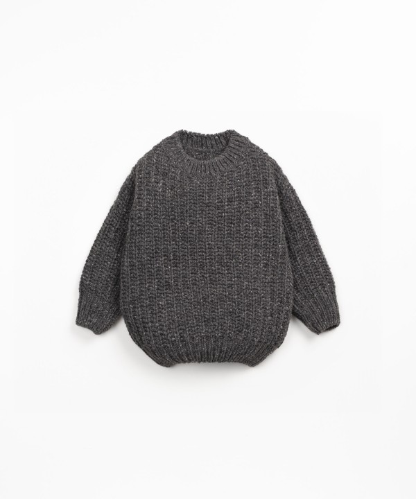 Knitted jumper made with a blend of recycled wool, wool and viscose