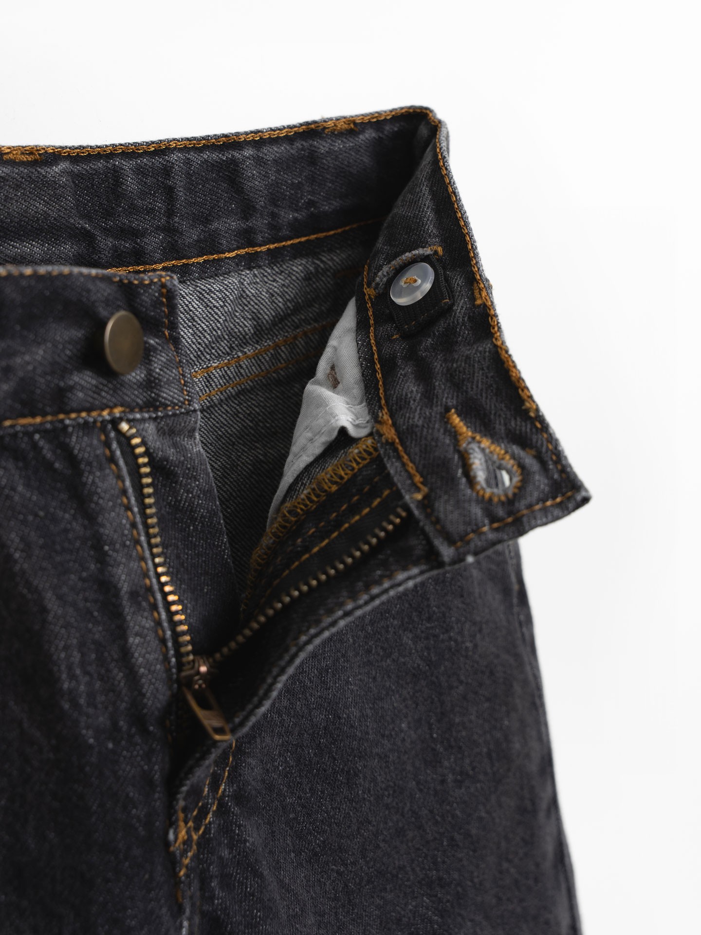 Calça de ganga com cinto ajustável