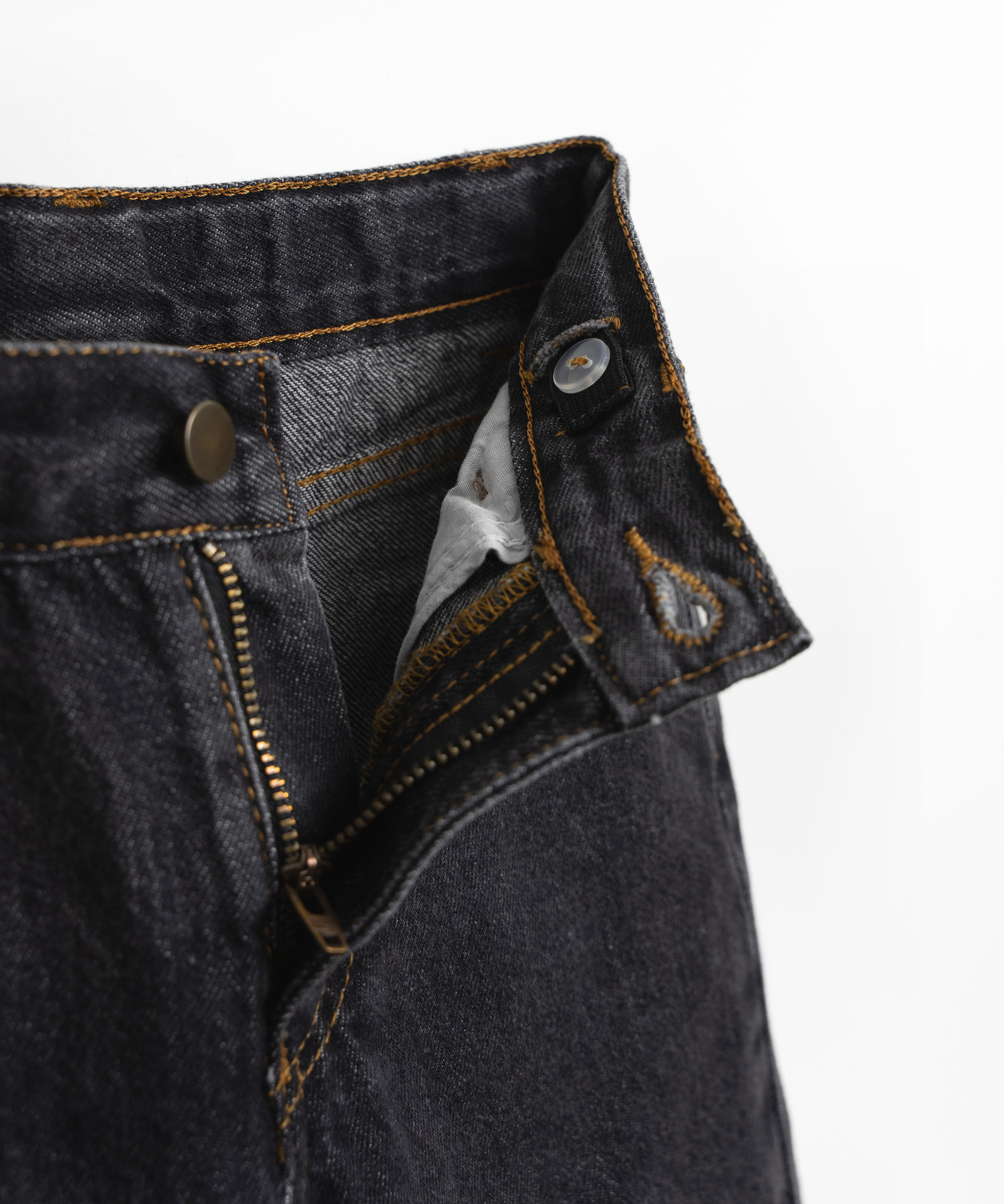 Jeans with adjustable belt
