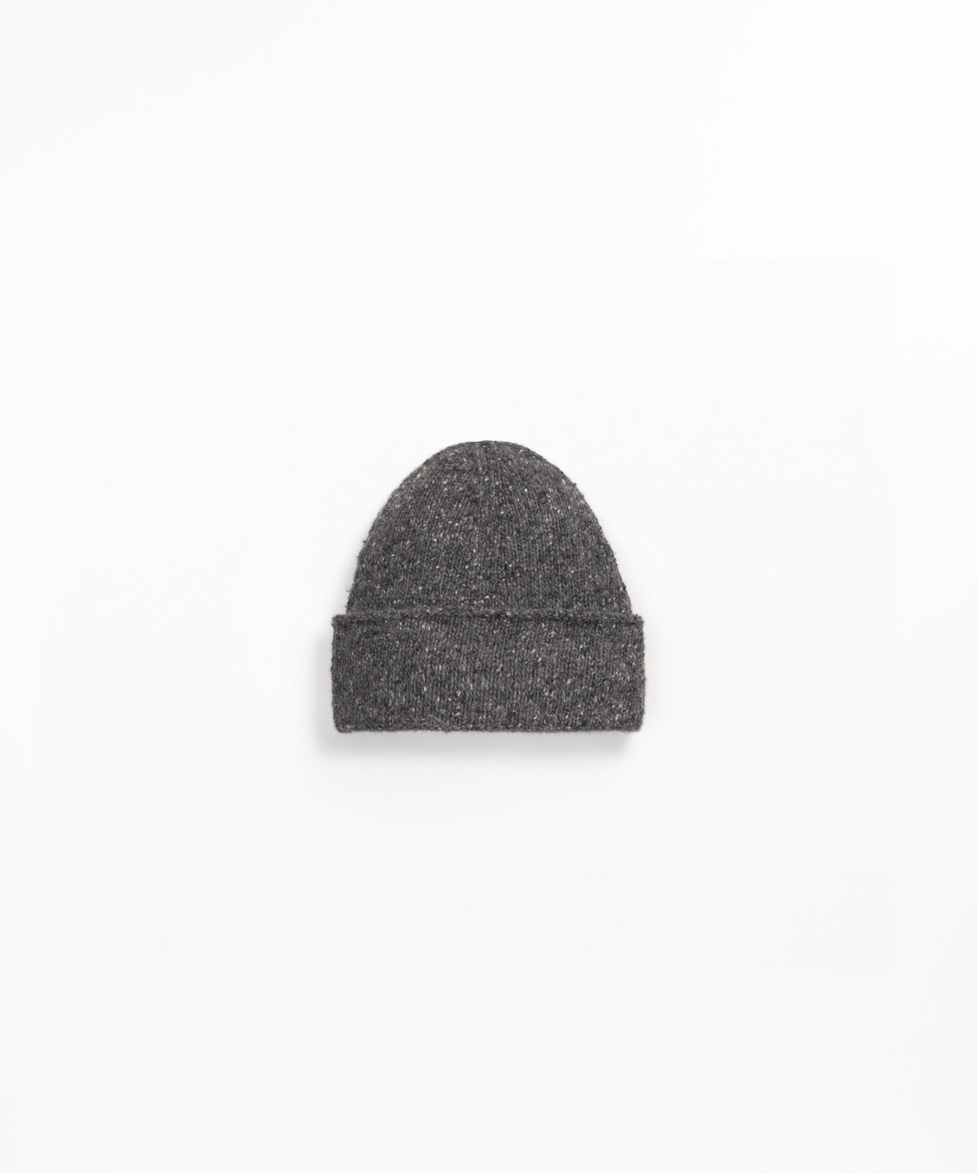 Knitted beanie in a blend of wool, recycled wool and viscose