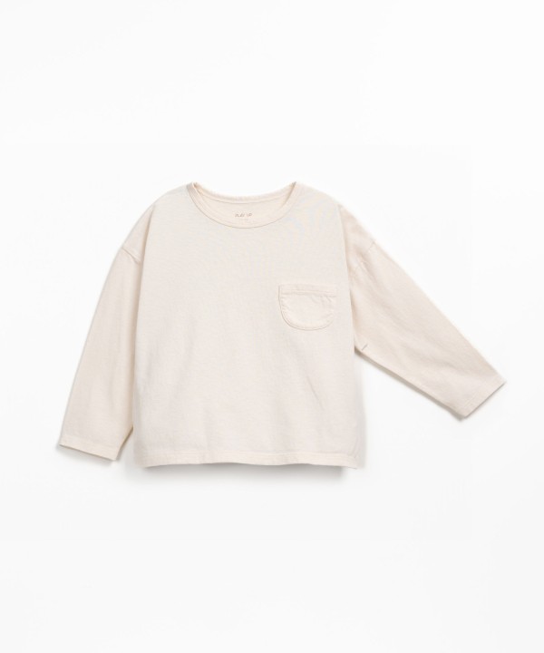 T-shirt with a blend of natural and recycled fibers