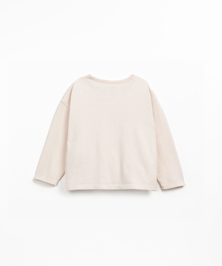 T-shirt with a blend of natural and recycled fibers