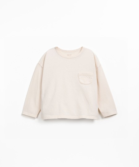 T-shirt with a blend of natural and recycled fibers