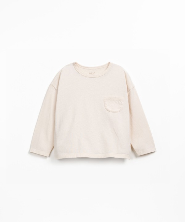 T-shirt with a blend of natural and recycled fibers