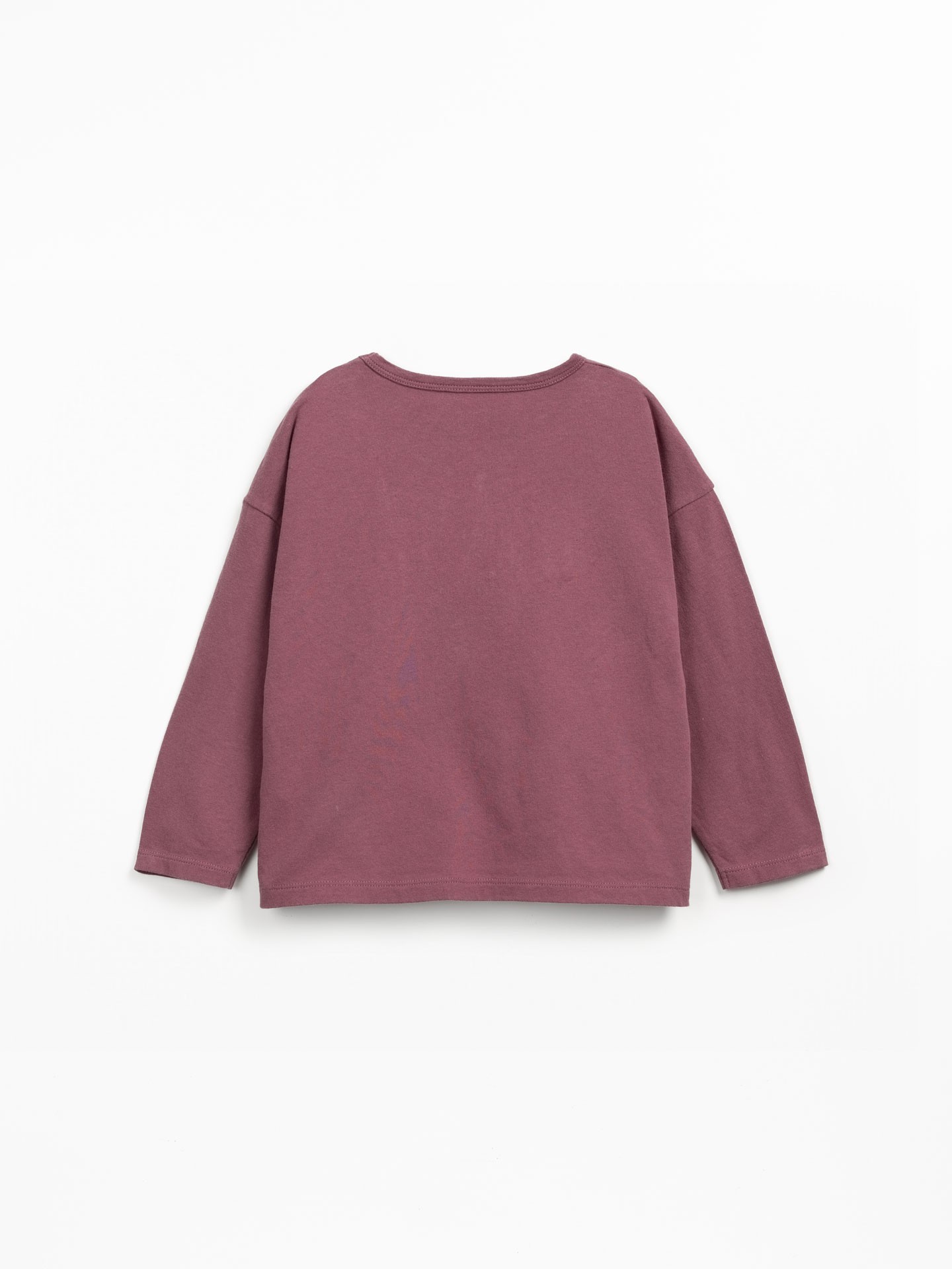 T-shirt com mistura de fibras naturais e fibras recicladas