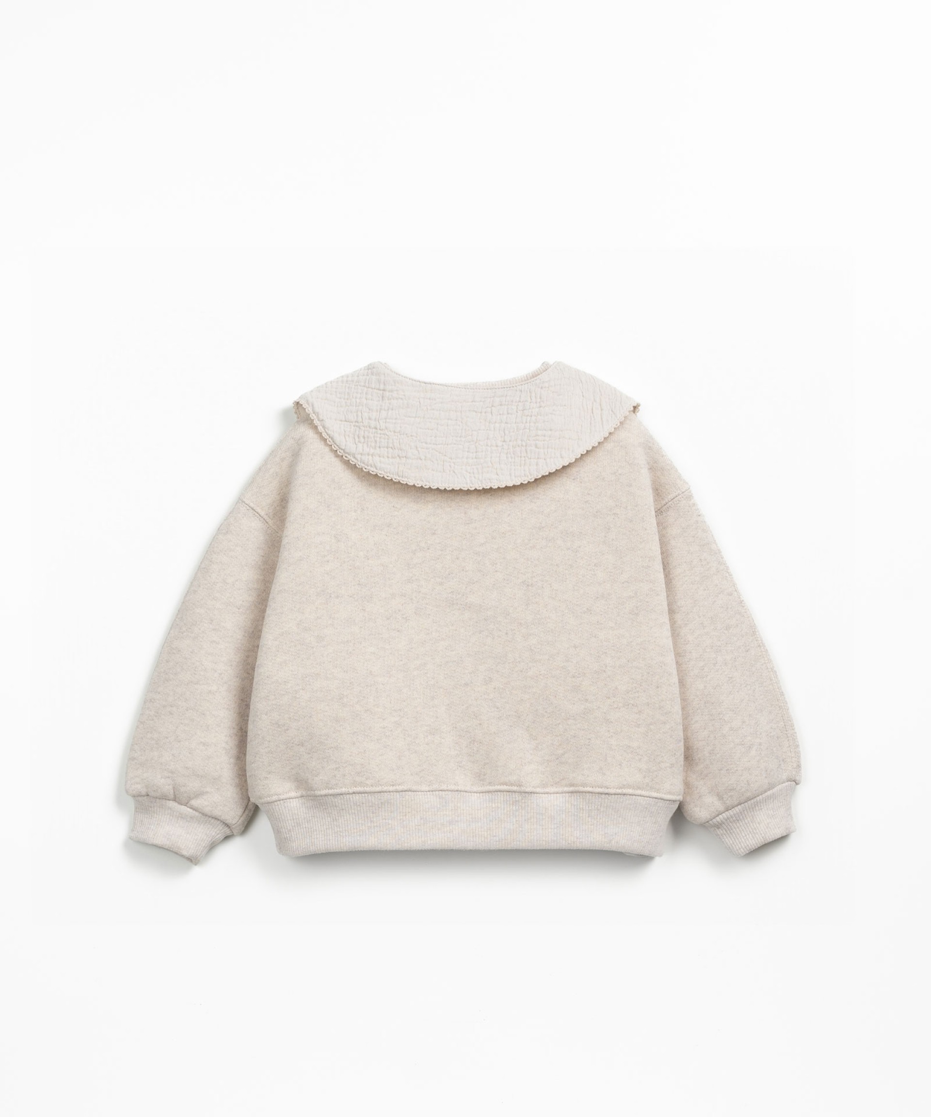 Knitted sweater with collar
