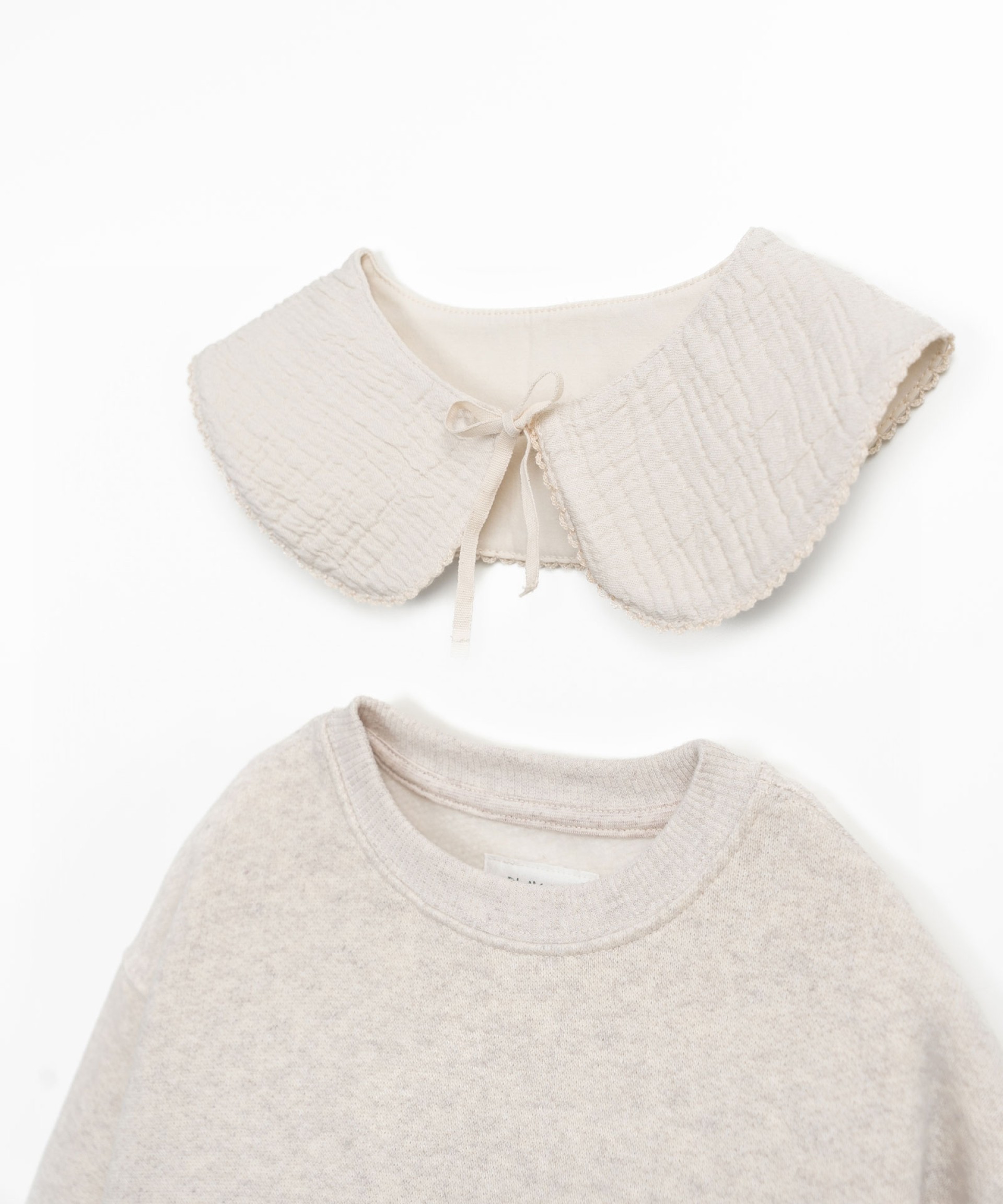 Knitted sweater with collar