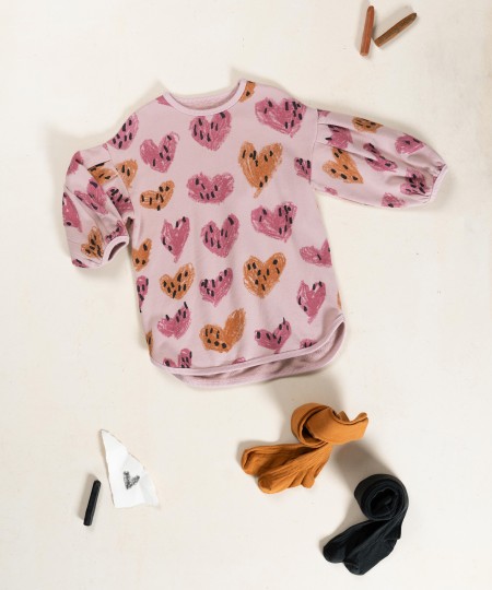 Vestido oversized con estampado de corazones