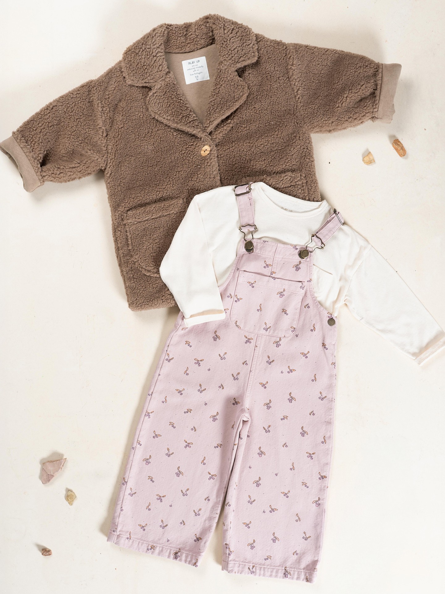 Macacão de sarja em algodão com estampado de medronhos