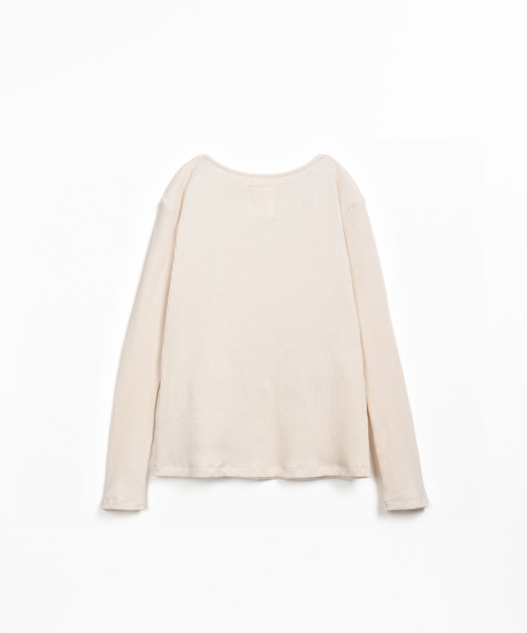 Knitted T-shirt with natural fibers