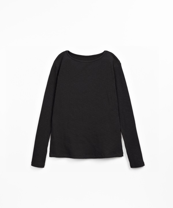 Knitted T-shirt with natural fibers