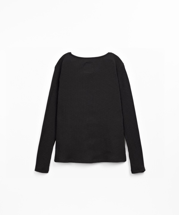 Knitted T-shirt with natural fibers