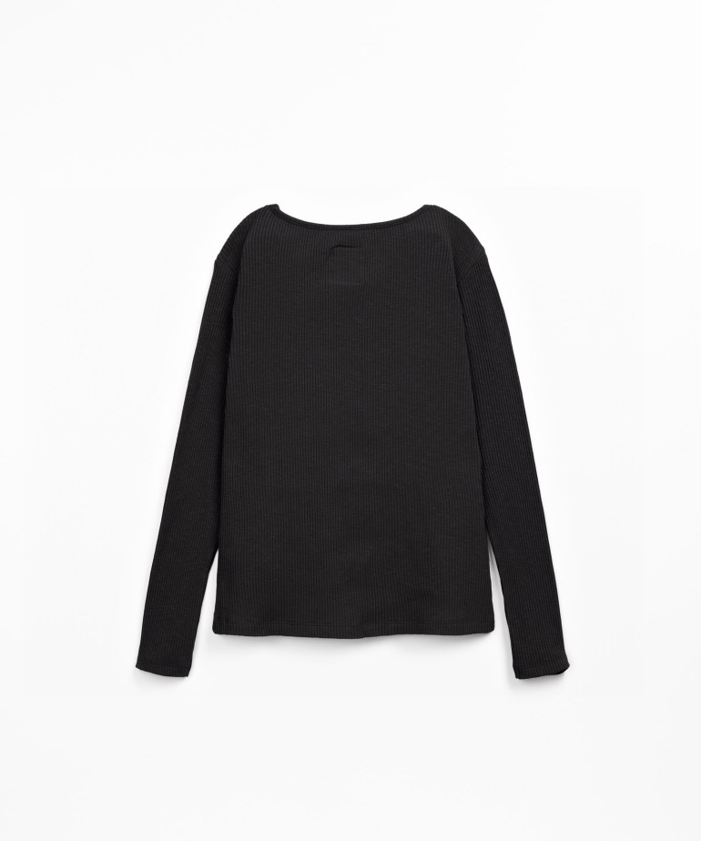 Knitted T-shirt with natural fibers