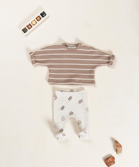 Knit sweater with a blend of natural fibers and recycled cotton