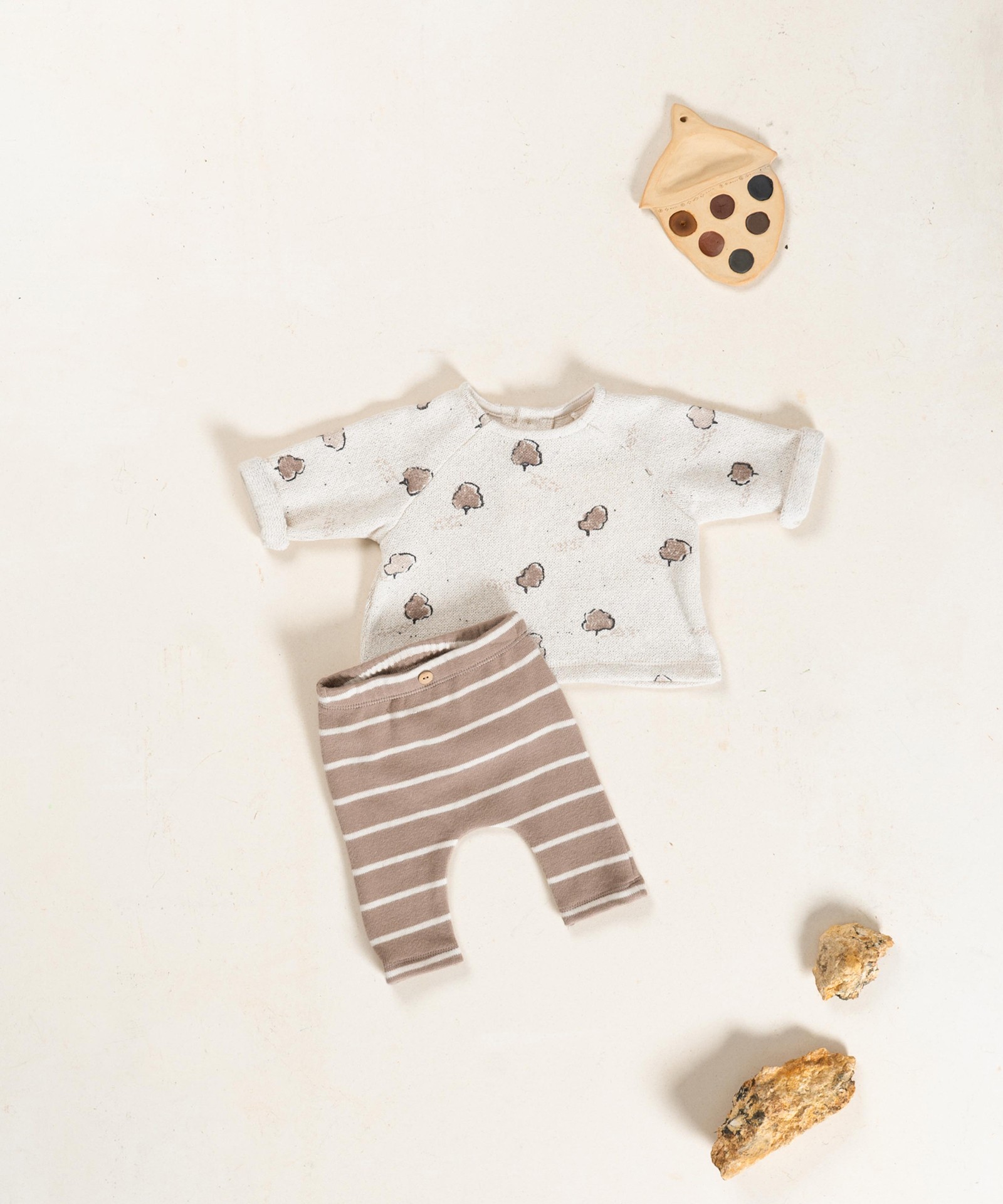 Knitted sweater with a blend of natural and recycled fibers