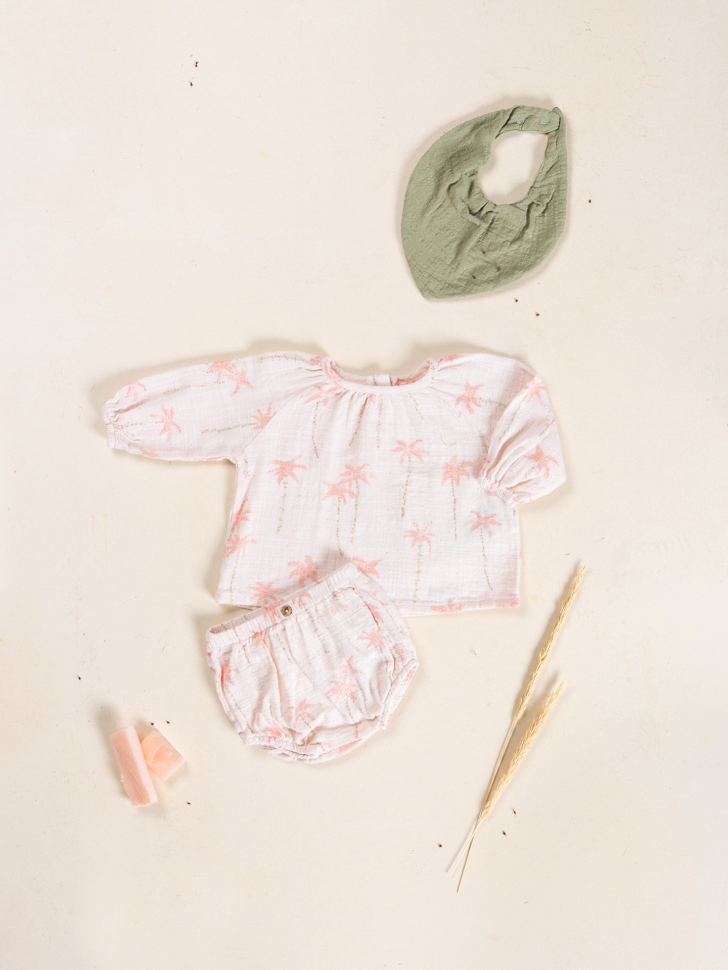 Pantaloncini in cotone biologico con stampa di palme