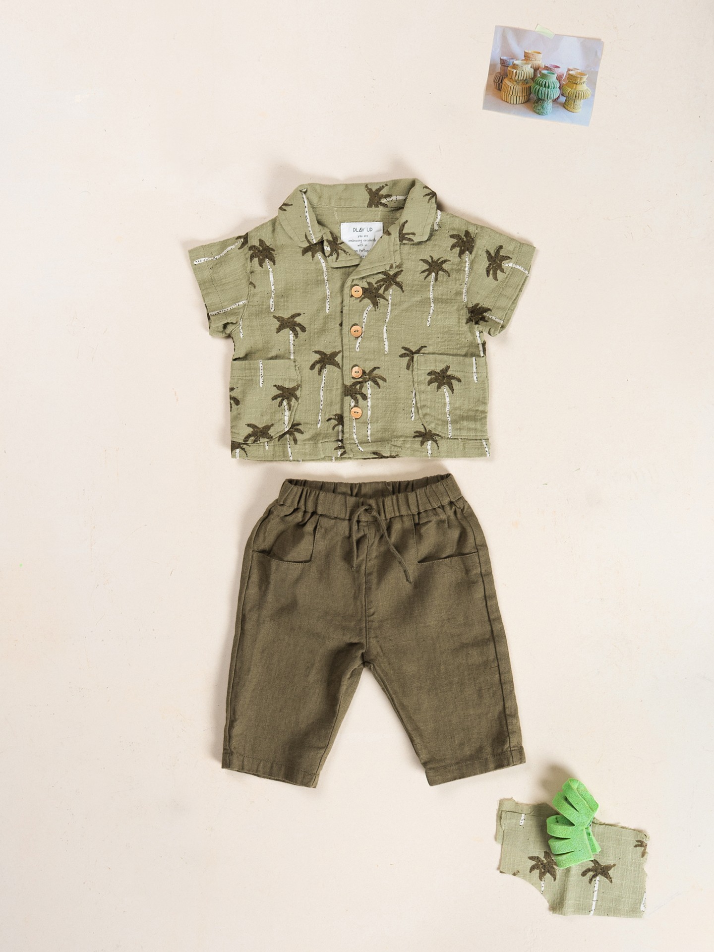 Camicia in cotone biologico con stampa di palme