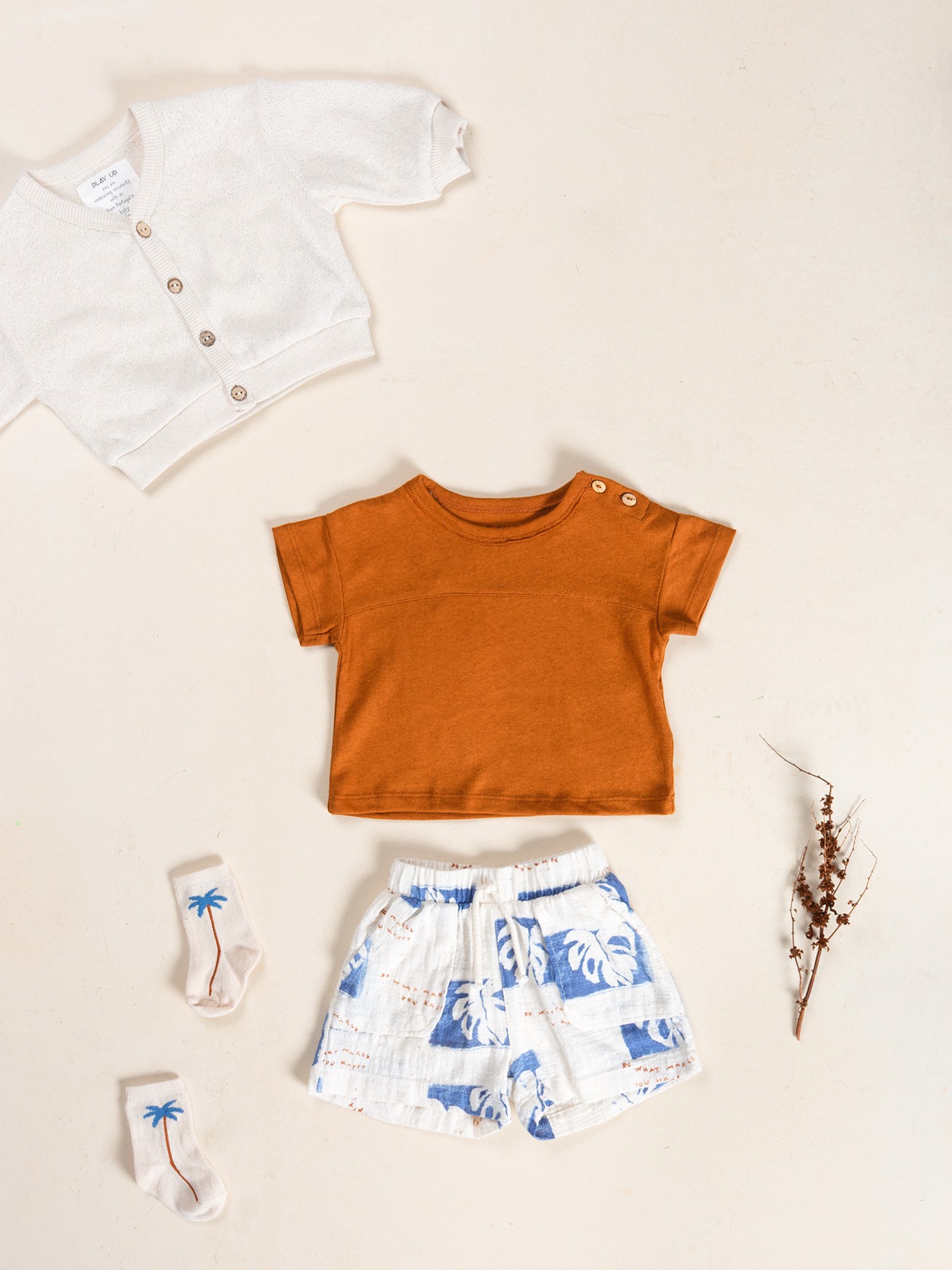 Pantaloncini in tessuto con stampa di monsteras