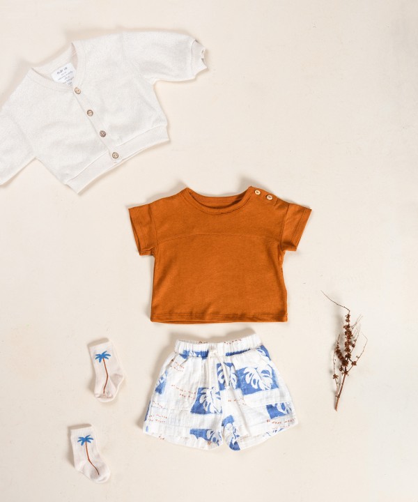 Pantaloncini in tessuto con stampa di monsteras