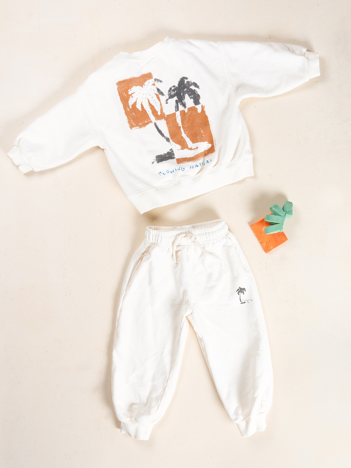 Pantaloni in fibre naturali con disegno