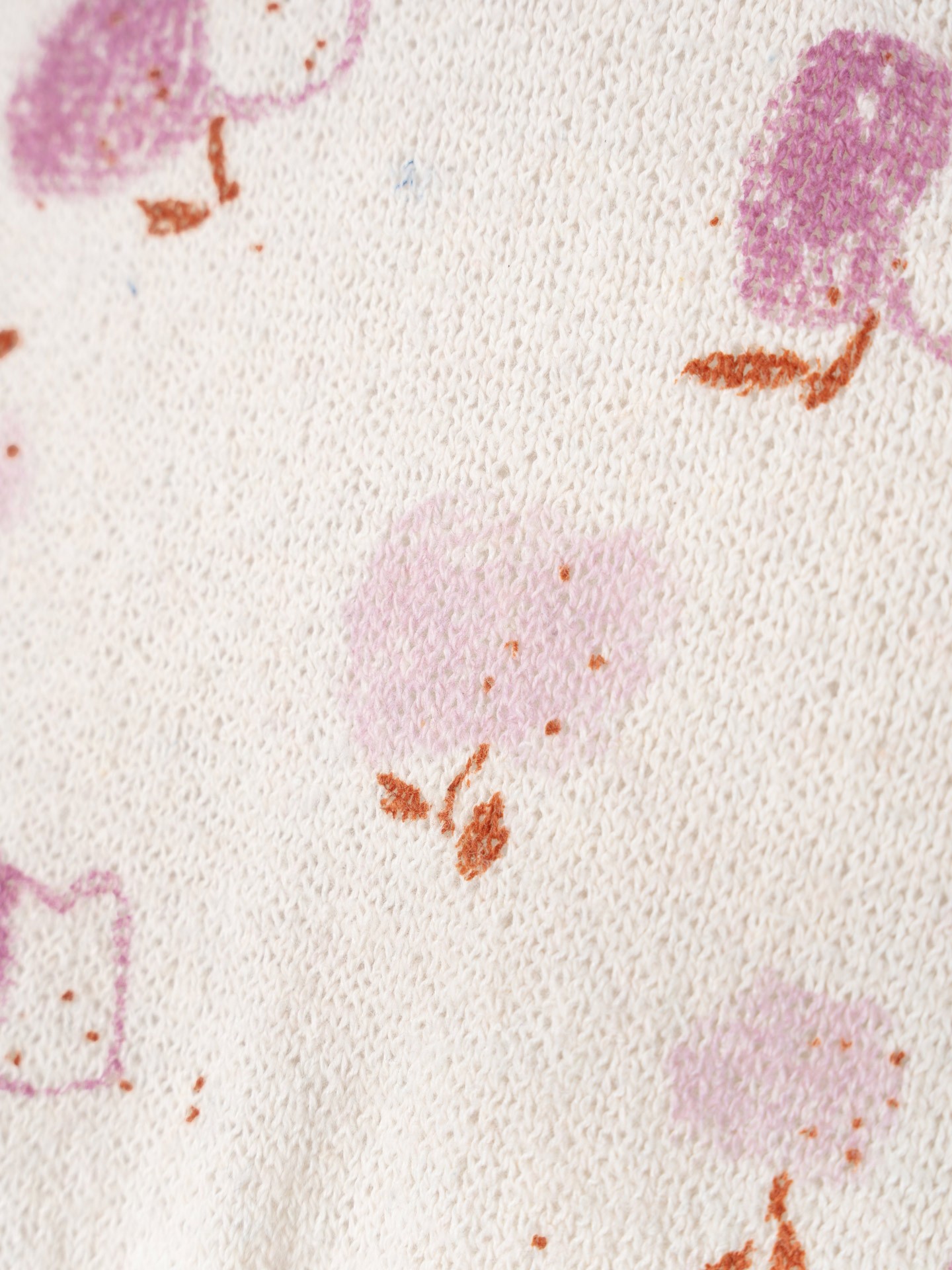 Sweater with apple print