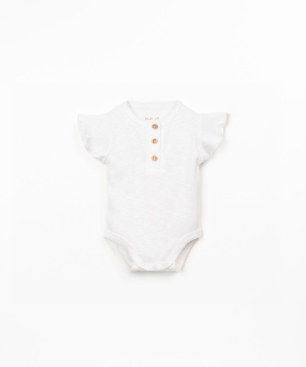 Organic cotton bodysuit with ruffle insert on the sleeve
