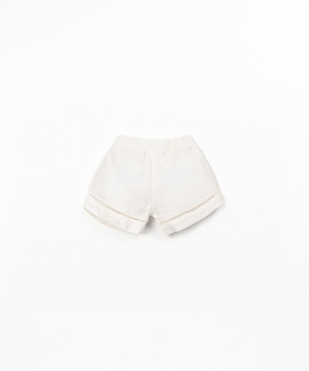 Pantaloncini in lino con dettaglio in pizzo