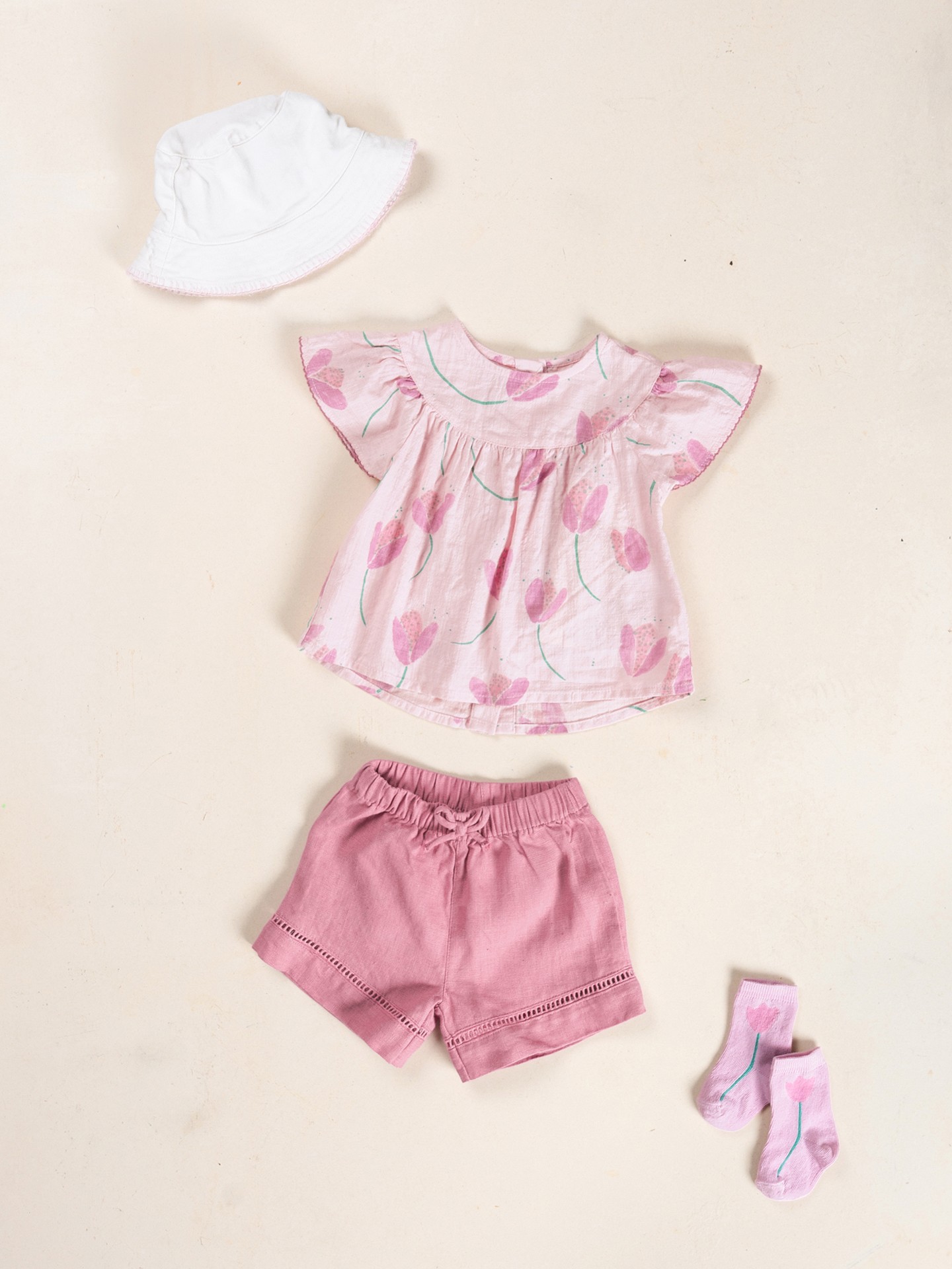 Short en lin avec détail en dentelle