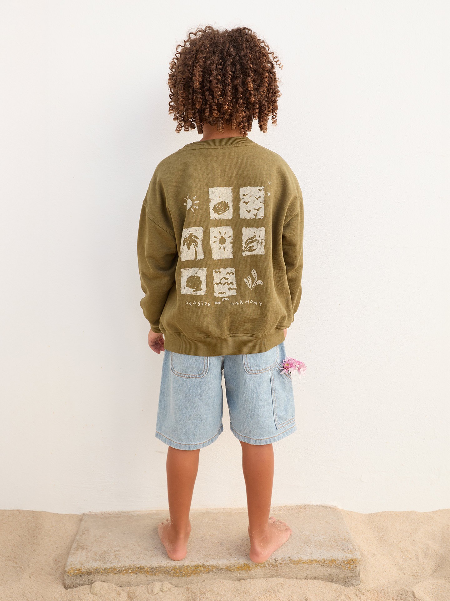 Sudadera con ilustración en la espalda