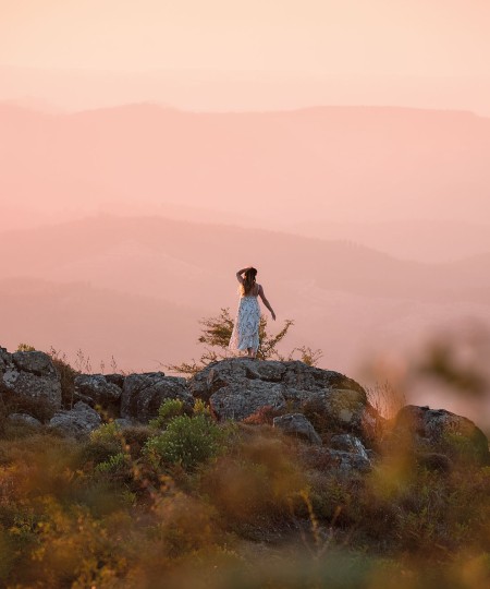 Vestido de tecido com estampado de folhas Vestido de tecido com estampado de folhas