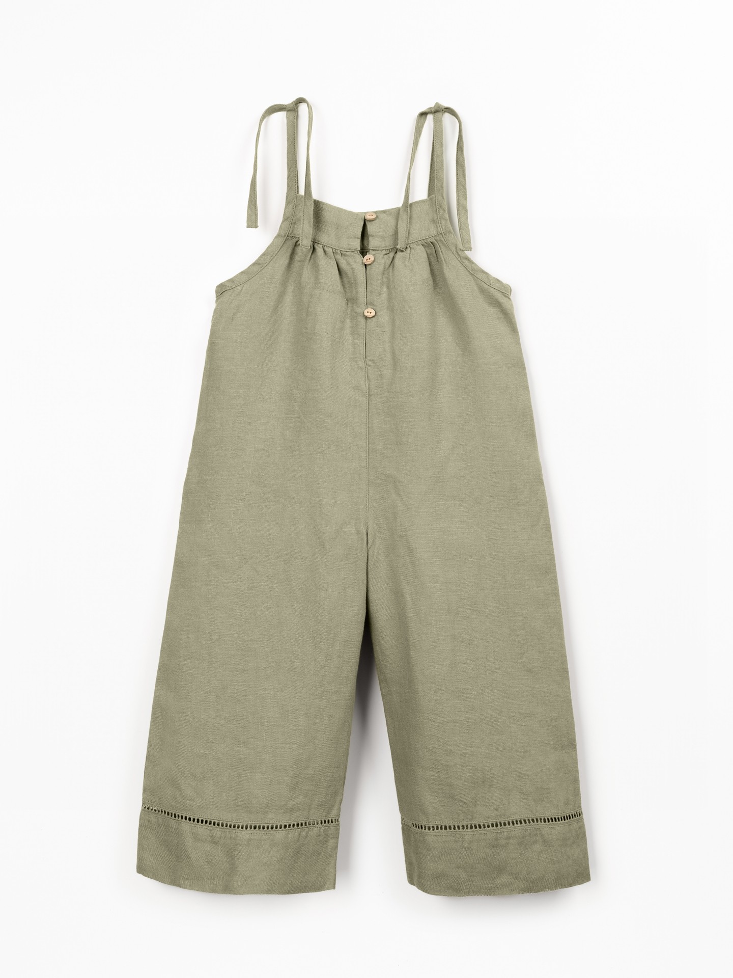 Macacão em linho com pormenores de renda