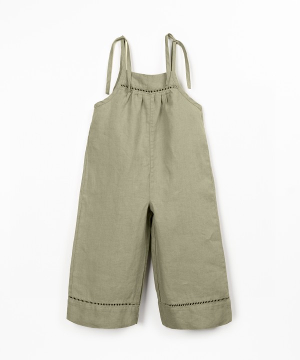 Macac�o em linho com pormenores de renda