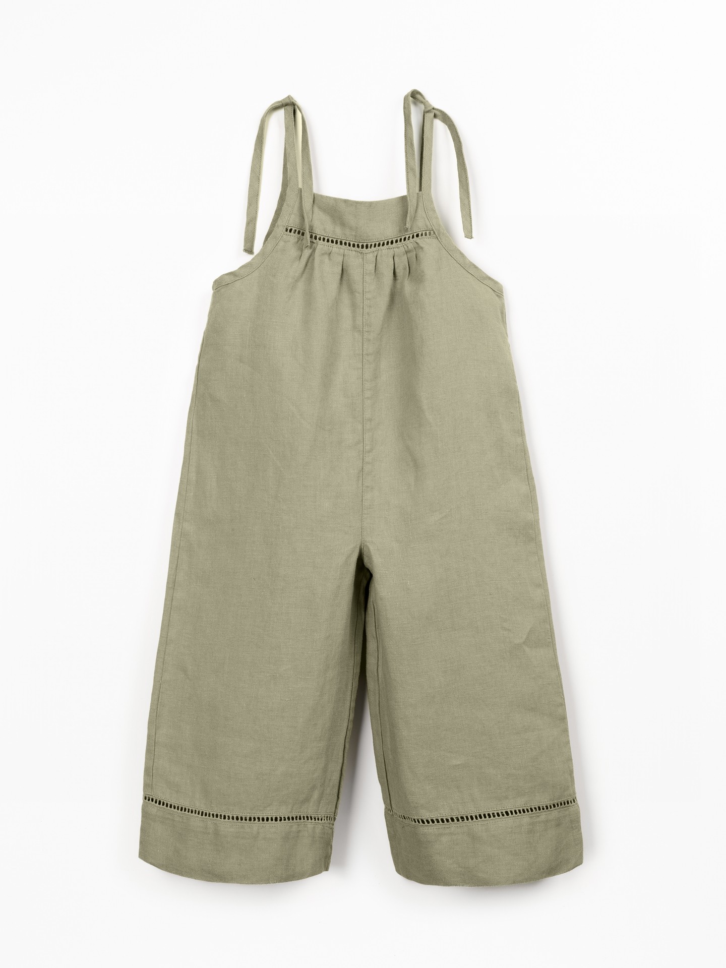 Macacão em linho com pormenores de renda