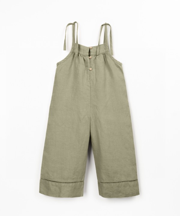 Macac�o em linho com pormenores de renda