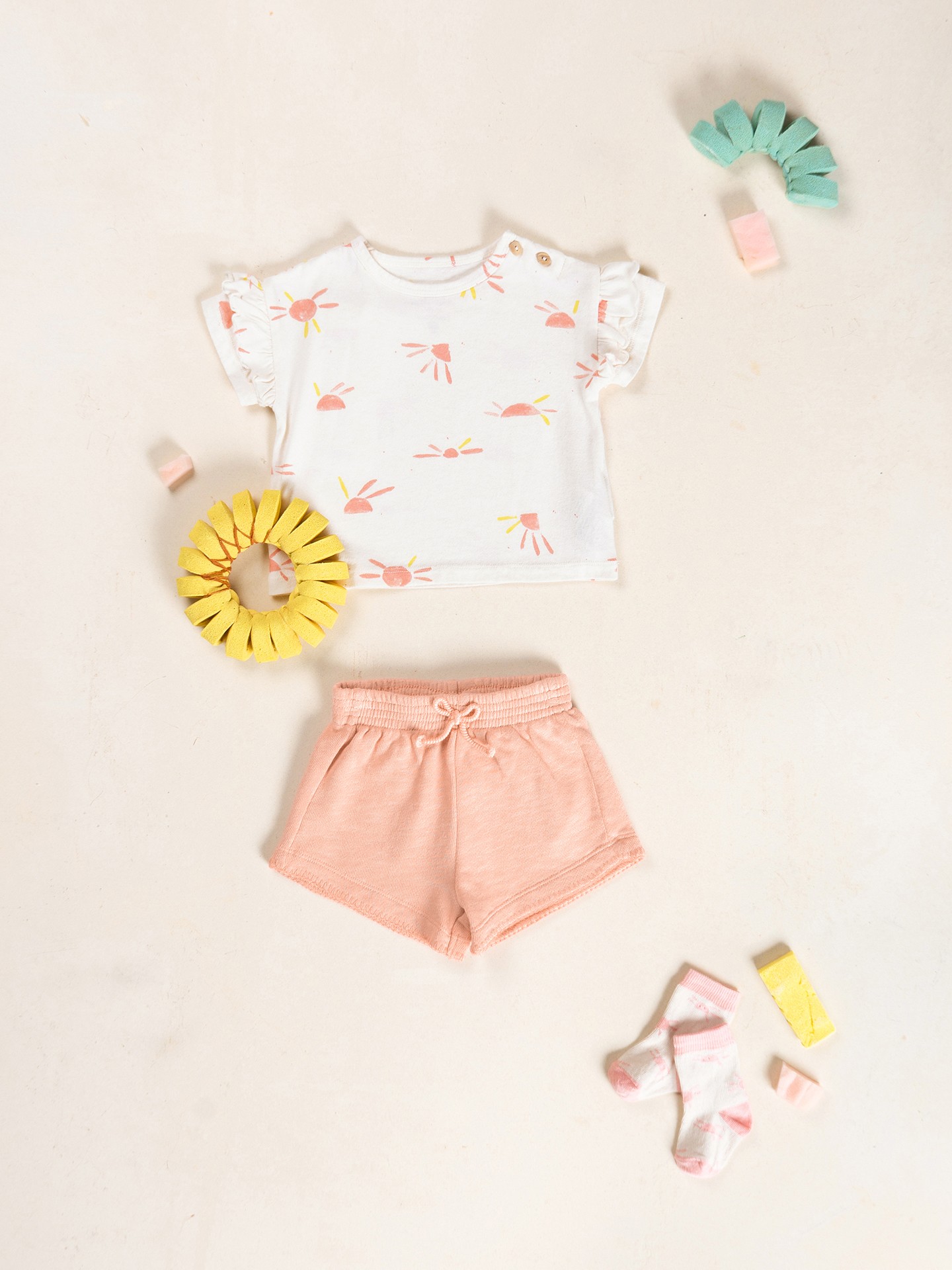 Pantalón corto con cintura elástica y lazo decorativo