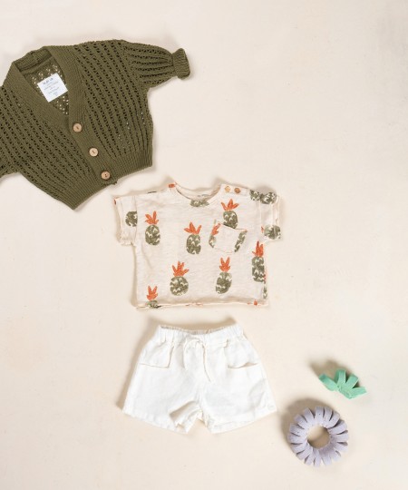 Camiseta con abertura en el hombro