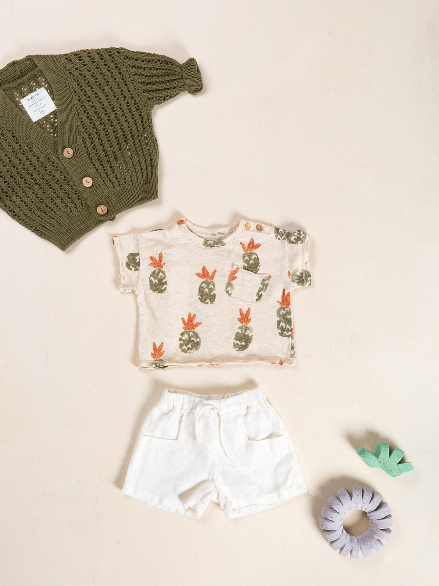 T-shirt con apertura sulla spalla