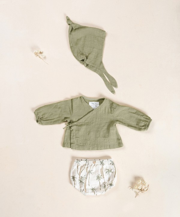 Organic cotton shorts with palm tree print