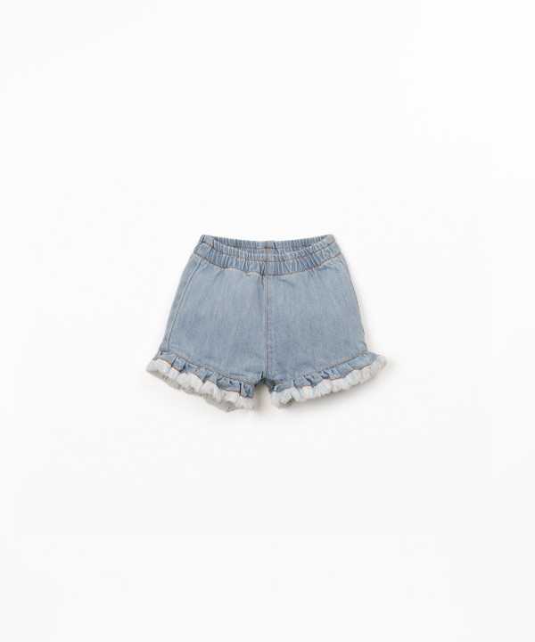 Short en jean avec empiècement volanté